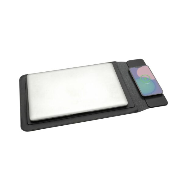 Swiss Peak 15W magnetic charging laptop sleeve 14-15